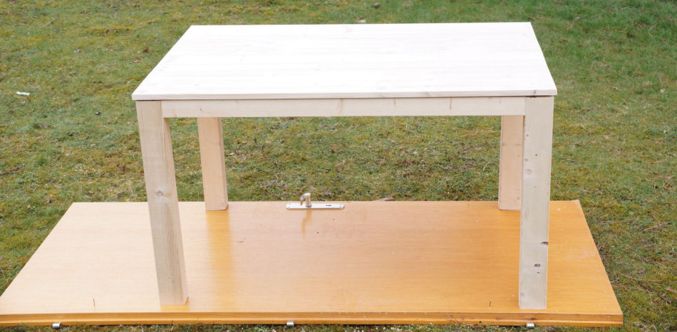 Esstisch selber bauen - fertiger Tisch aus Holz