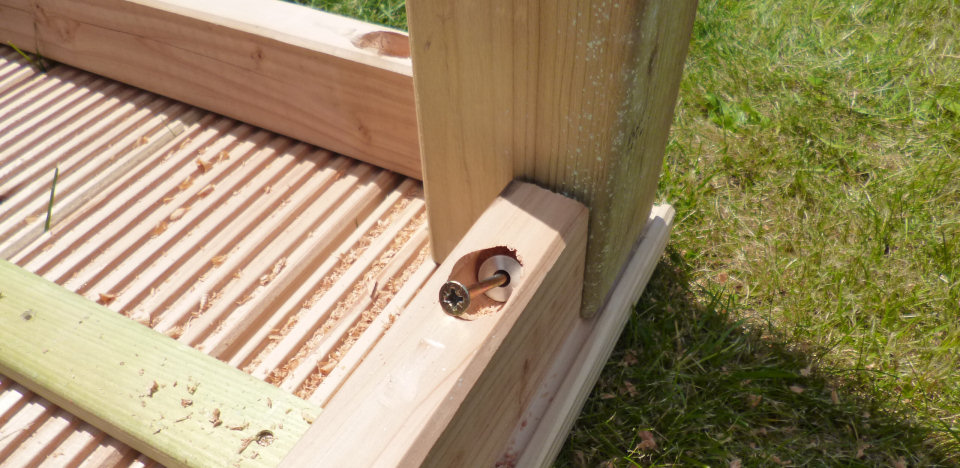 Unterseite Gartentisch mit Schraube in der Eckverbindung