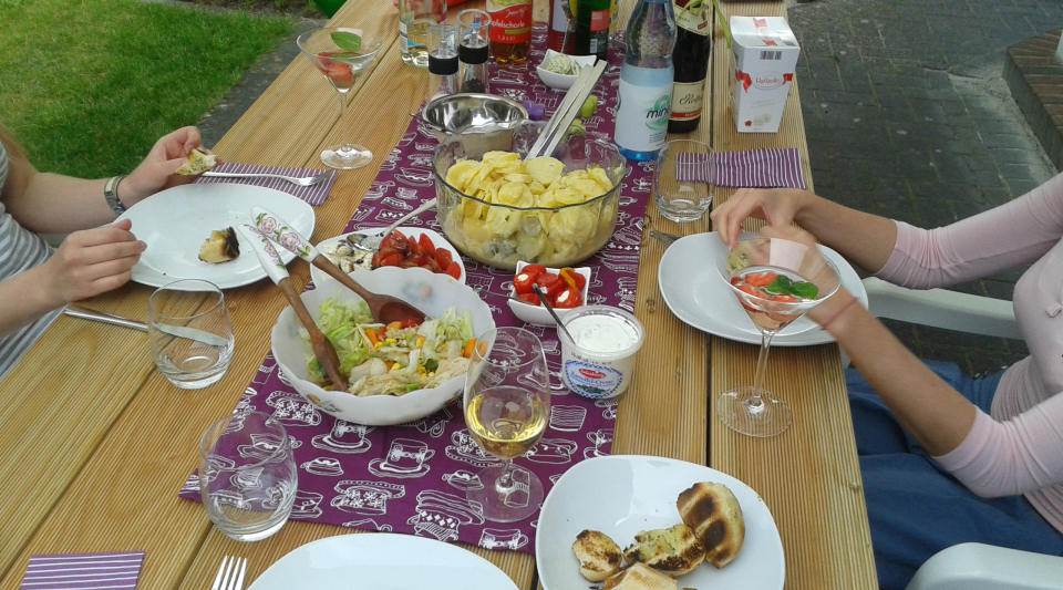 Gartentisch selbst gebaut aus Holz mit Essen drauf